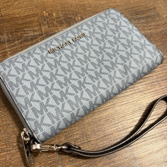 Michael Kors Monogram Pale Ocean Blue Wallet Wristlet - Picture 2 of 10